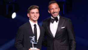Francisco Conceição recebeu o prémio das mãos de Del Piero