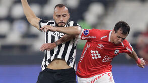 Arthur Cabral vive momento delicado no Botafogo