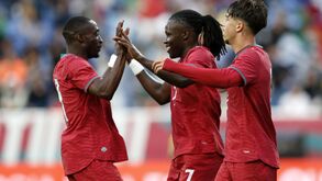 Os jogadores em festa, durante o jogo. Jogador