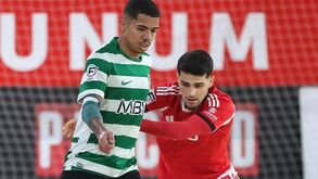 Os jogadores na disputa pela posse de bola