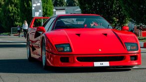 Lewis Hamilton chega a Monza com um Ferrari F40, o carro dos seus sonhos
