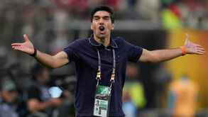 Abel Ferreira deu tantos pontapés em microfones que acabou por ser procurado... para uma ação publicitária