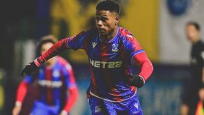 Matheus França com a camisola do Crystal Palace