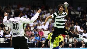 Carlos Álvarez voa na cara de Leo Maciel 
