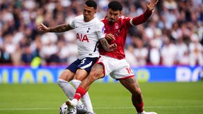 Pedro Porro e Gibbs-White disputam lance no Nottingham Forest-Tottenham