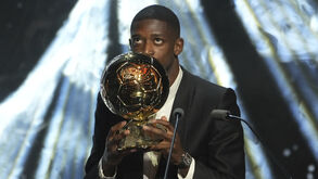 Ousmane Dembélé recebe a Bola de Ouro 2025