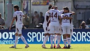 Daniel Bragança celebra com os colegas na estreia pelo Torino