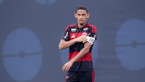Gusttavo chega ao Estoril do Flamengo