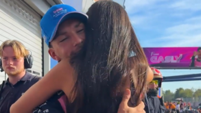 Kika Cerqueira Gomes celebra com Pierre Gasly