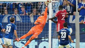 Loris Karius com Upamecano no Schalke 04-Bayern