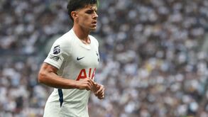 Mateus Fernandes em ação pelo Tottenham