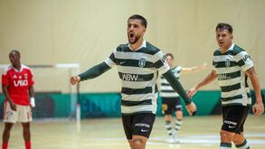 O jogador do Sporting, Tomás Paçó (C), festeja após marcar