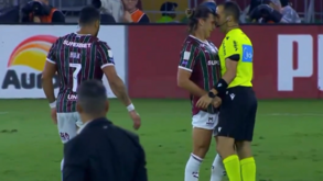 'Peitada' de árbitro a jogador do Fluminense tira Hulk do sério: «Isto não existe!»