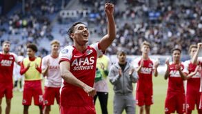 AZ Alkmaar vence com reviravolta e mantém liderança da Eredivisie