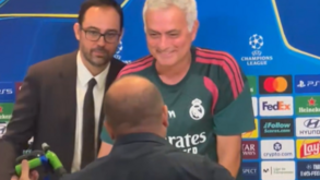 Momento insólito na conferência de imprensa do Real Madrid: Mourinho recebeu... um aspersor