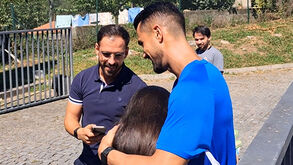 Adepta emocionada por conhecer o ídolo Diogo Costa chora nos braços do guarda-redes