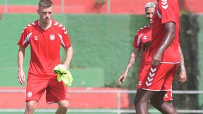 Suíço (à esquerda) entrou nos últimos minutos com o Benfica