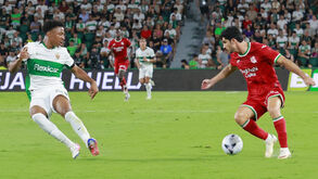 Gonçalo Guedes (à direita) em ação frente ao Elche