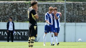 Tiago Silva celebra golo frente ao Man. City e conversa com Bernardo Lima