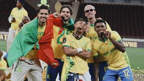 Miguel Reisinho, à esquerda, celebra conquista da Champions africana