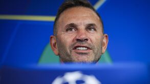 Okan Buruk na sala de imprensa de Alvalade