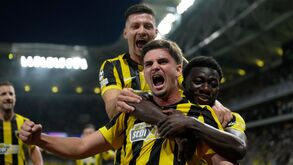 Razvan Marin marcou no golaço no AEK-LASK