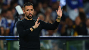Francesco Farioli reage junto ao banco de suplentes do FC Porto