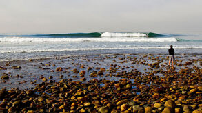 Surfer em Trestles, Califórnia, espera onda