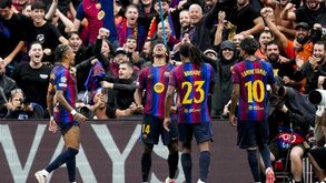 Adeyemi celebra com os companheiros de equipa