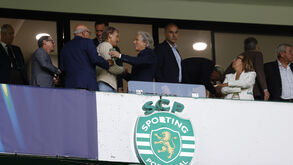 O momento do cumprimento entre Jorge Jesus e Roberto Mancini antes do Sporting-Galatasaray