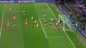 O momento em que Rui Silva defende a bola... mas já com ela dentro