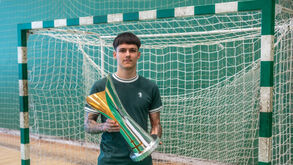 Rúben Teixeira com o troféu da Supertaça conquistada pelo Sporting