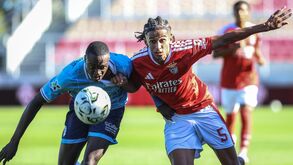 Os jogadores disputam a posse da bola na 5ª jornada da Liga Next Gen