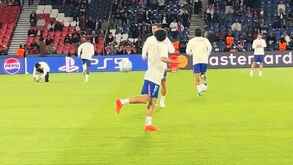 Vitinha no aquecimento do PSG-Slovan Bratislava