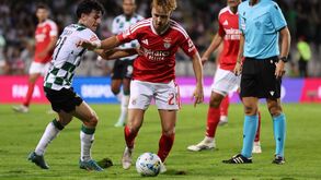 Jogadores disputam bola em relvado degradado no estádio do Moreirense, receção ao Benfica