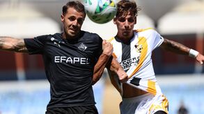 Bruno Faria disputa lance com Ilies Faure no Académica-Luistânia de Lourosa