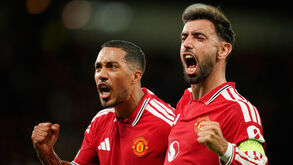 Tielemans e Bruno Fernandes festejam durante o Manchester United-Sabah
