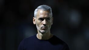 Carlos Vicens no jogo com o Alverca