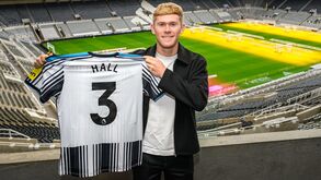 Lewis Hall renovou com o Newcastle até 2031