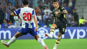 Enzo Fernández frente a Alberto Costa no FC Porto-Manchester City