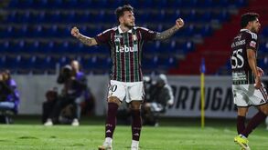 O jogador do Estrela da Amadora, Ianis Stoica, festeja após