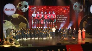 Jogadoras da Seleção Nacional reunidas em palco na última Gala
