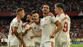 Jogadores do Sevilha celebram, subindo ao terceiro lugar em Espanha
