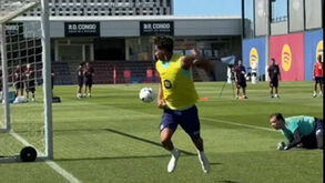 De calcanhar... e depois de driblar três jogadores: o incrível golo de Lamine Yamal