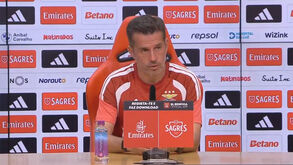 Marco Silva e o momento de Prestianni: «Se está a jogar como está é porque trabalha de forma exemplar»