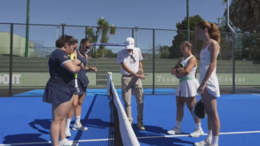 Jogadoras de padel reúnem-se em campo com um árbitro