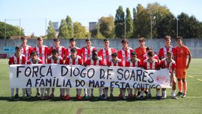 Homenagem dos sub-19 do Leixões antes do jogo com o Académico Viseu