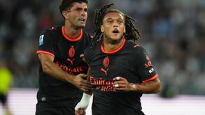 Diego Moreira assobiado pelos adeptos do Benfica no jogo com o Milan