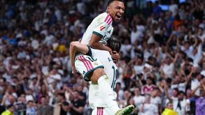 Mbappé celebra com Carreras