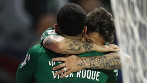Vítor Roque abraça Khellven após marcar no Palmeiras-São Paulo
